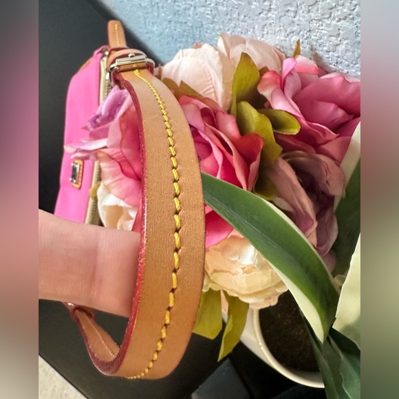 Dooney & Bourke Pink Fuchsia Mini Shoulder Bag, Excellent Condition 🩷 - Picture 4 of 16